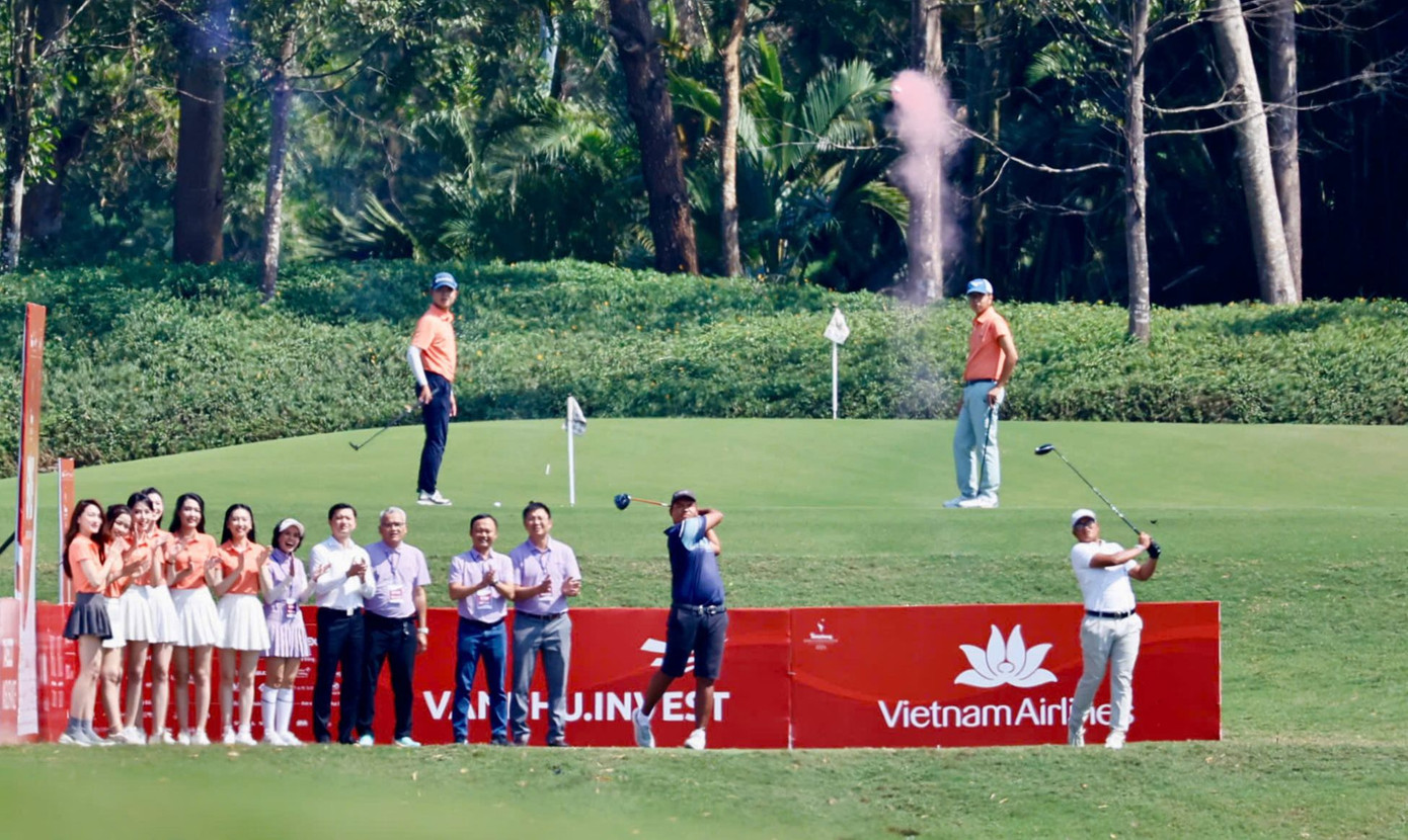 Nhà vô địch Tiền Phong Golf Championship 2020 Nguyễn Nhất Long và Nhà vô địch Tiền Phong Golf Championship 2023 Nguyễn Đức Sơn cùng phát bóng khai mạc Tiền Phong Golf Championship 2024.