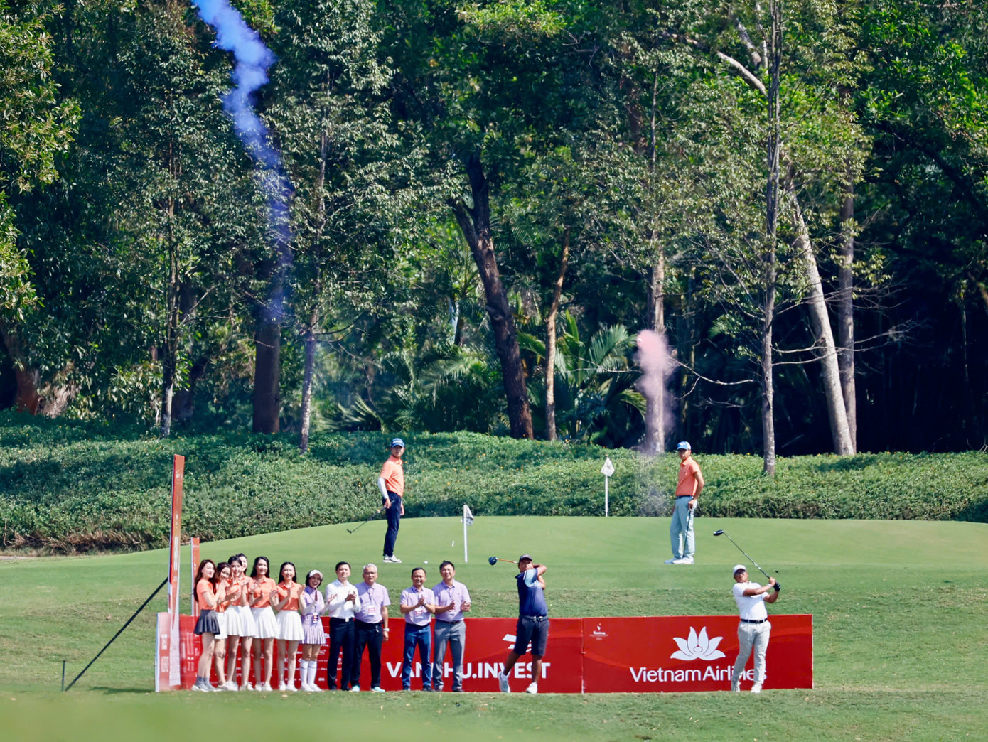 Nhà vô địch Tiền Phong Golf Championship 2020 Nguyễn Nhất Long và Nhà vô địch Tiền Phong Golf Championship 2023 Nguyễn Đức Sơn cùng phát bóng khai mạc Tiền Phong Golf Championship 2024.