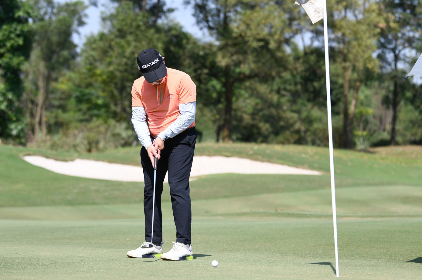 Thông thường, giới golfer thường lấy mốc 2,5m làm chuẩn, nếu putt cự ly nhỏ hơn 2,5 được gọi là putt gần, ngược lại sẽ là putt xa.