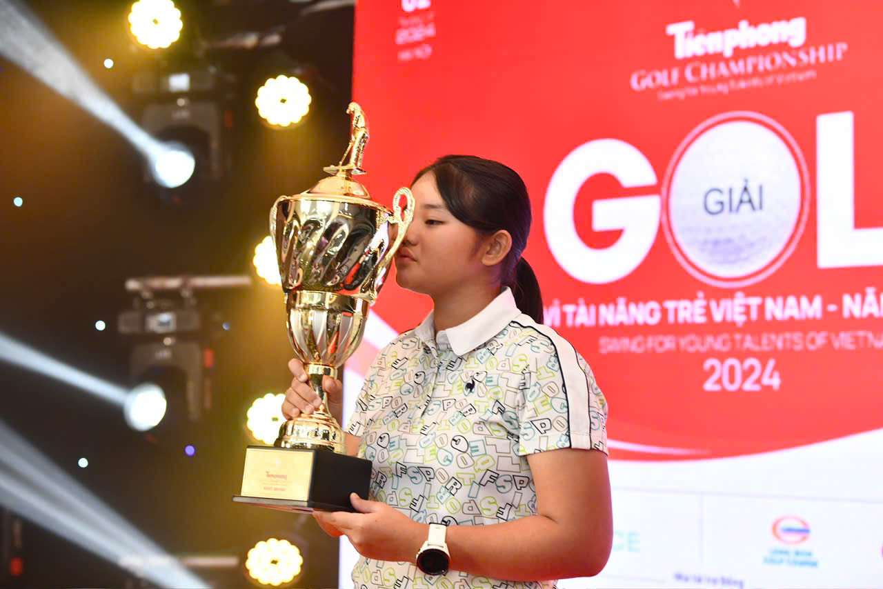 Golfer 12 tuổi đi vào lịch sử Tiền Phong Golf Championship - Vì Tài năng trẻ Việt Nam với tư cách nữ golfer đầu tiên đăng quang trong lịch sử giải đấu, đồng thời thuộc thế hệ golfer tài năng mới sinh sau năm 2010 lên ngôi.