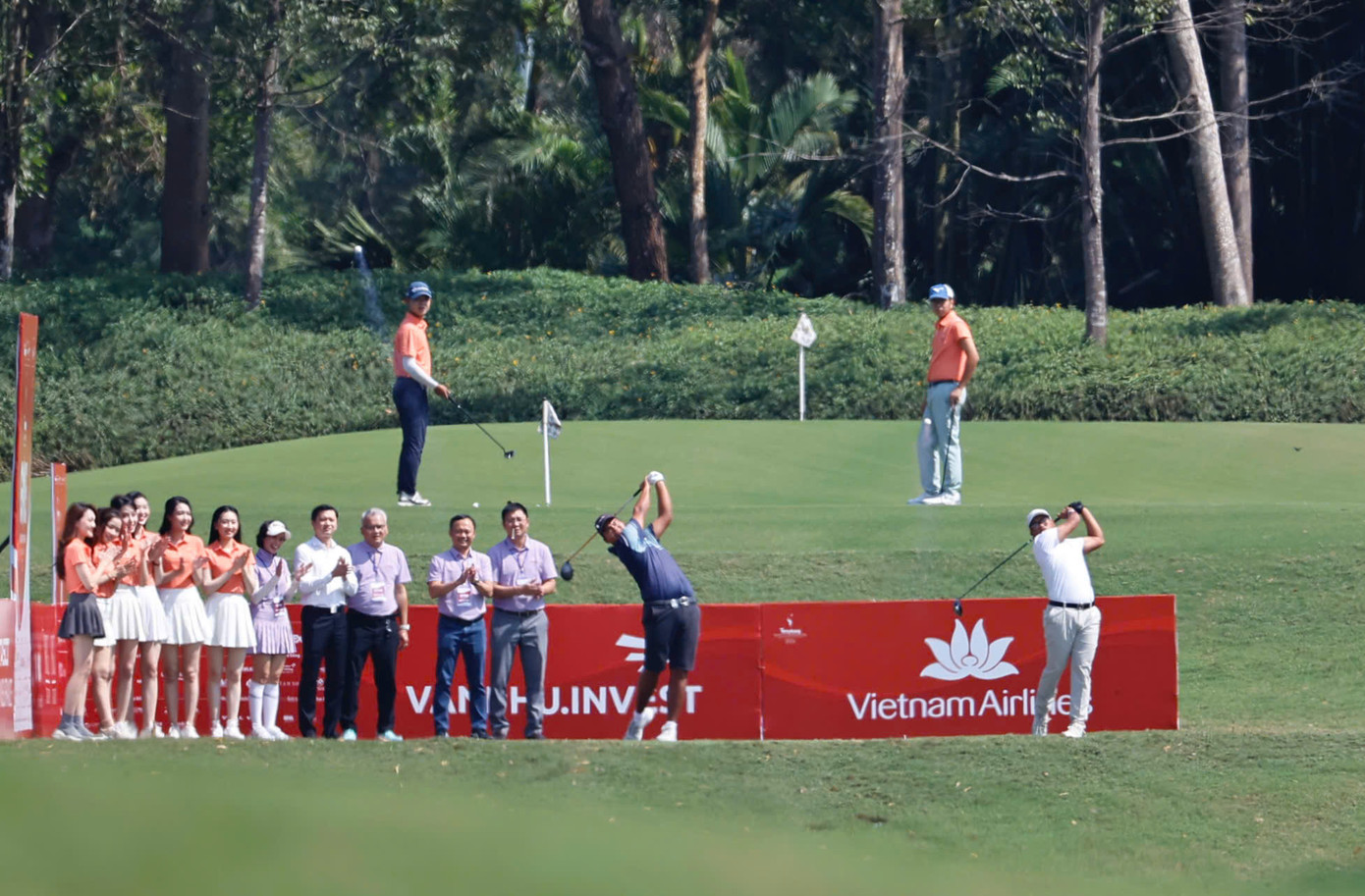 Nhà vô địch Tiền Phong Golf Championship 2020 Nguyễn Nhất Long và Nhà vô địch Tiền Phong Golf Championship 2023 Nguyễn Đức Sơn cùng phát bóng khai mạc Tiền Phong Golf Championship 2024.