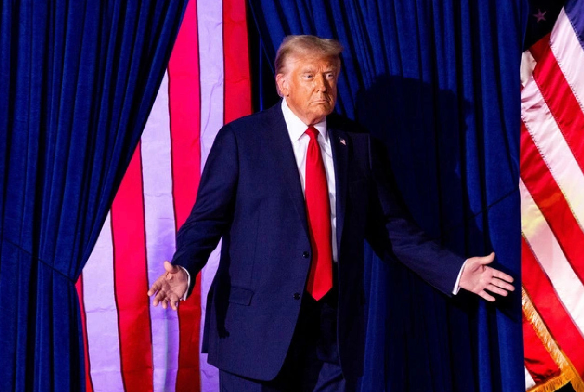 Ông Trump cảnh báo 'nước Mỹ đang bên bờ vực sụp đổ'. Ảnh: Reuters