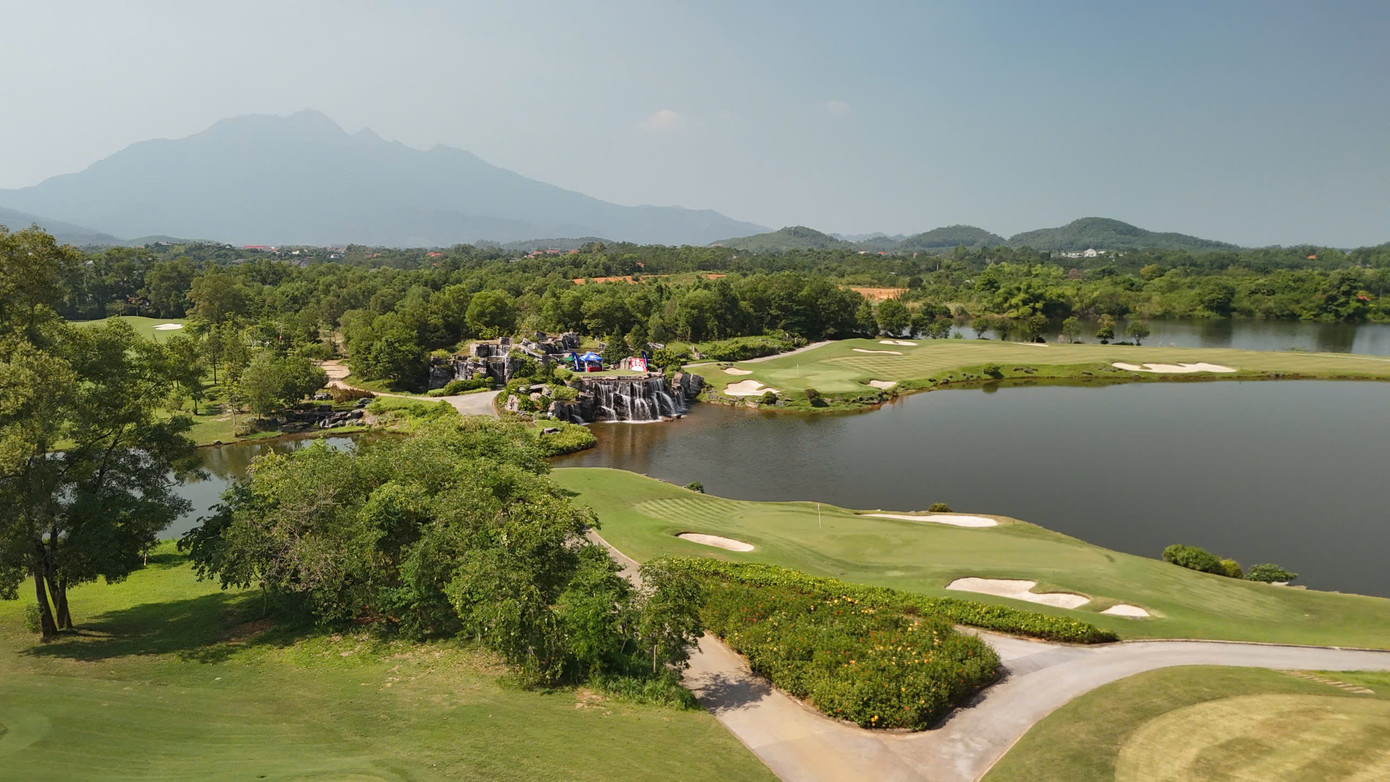 Những mảng cỏ xanh mướt bên cạnh hồ nước thơ mộng, những tán cây rộng cùng làn gió mát thổi vào từ mặt nước Đồng Mô là nét đặc trưng của sân Kings Course.