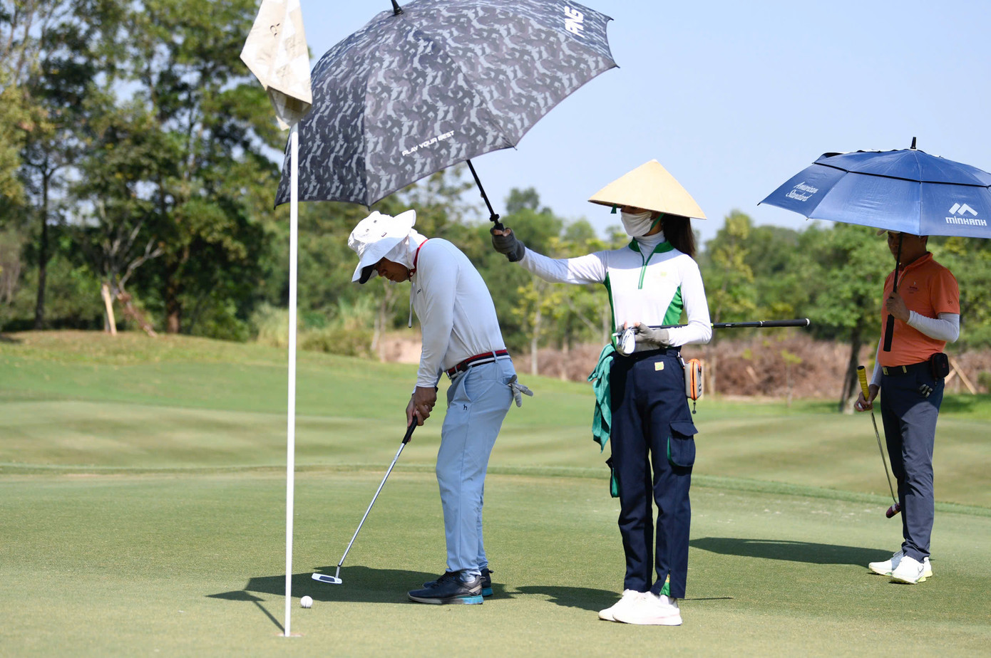 Kỹ thuật gạt bóng golf có 2 loại cơ bản gồm putt gần và putt xa.