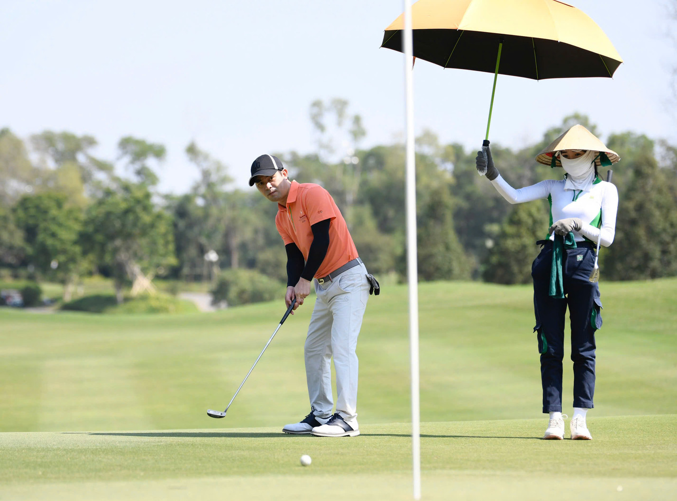 Kỹ thuật putt được gọi là kỹ thuật gạt bóng golf. Đây là một trong những kỹ thuật đòi hỏi sự khéo léo, tỉ mỉ và chuẩn xác của golfer.