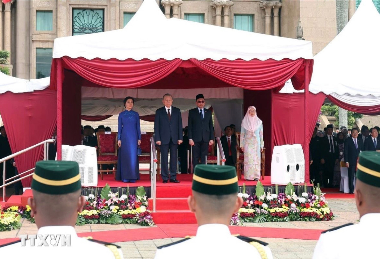 Thủ tướng Malaysia Anwar Ibrahim và Phu nhân chủ trì Lễ đón Tổng Bí thư Tô Lâm và Phu nhân. (Ảnh: Thống Nhất/TTXVN)