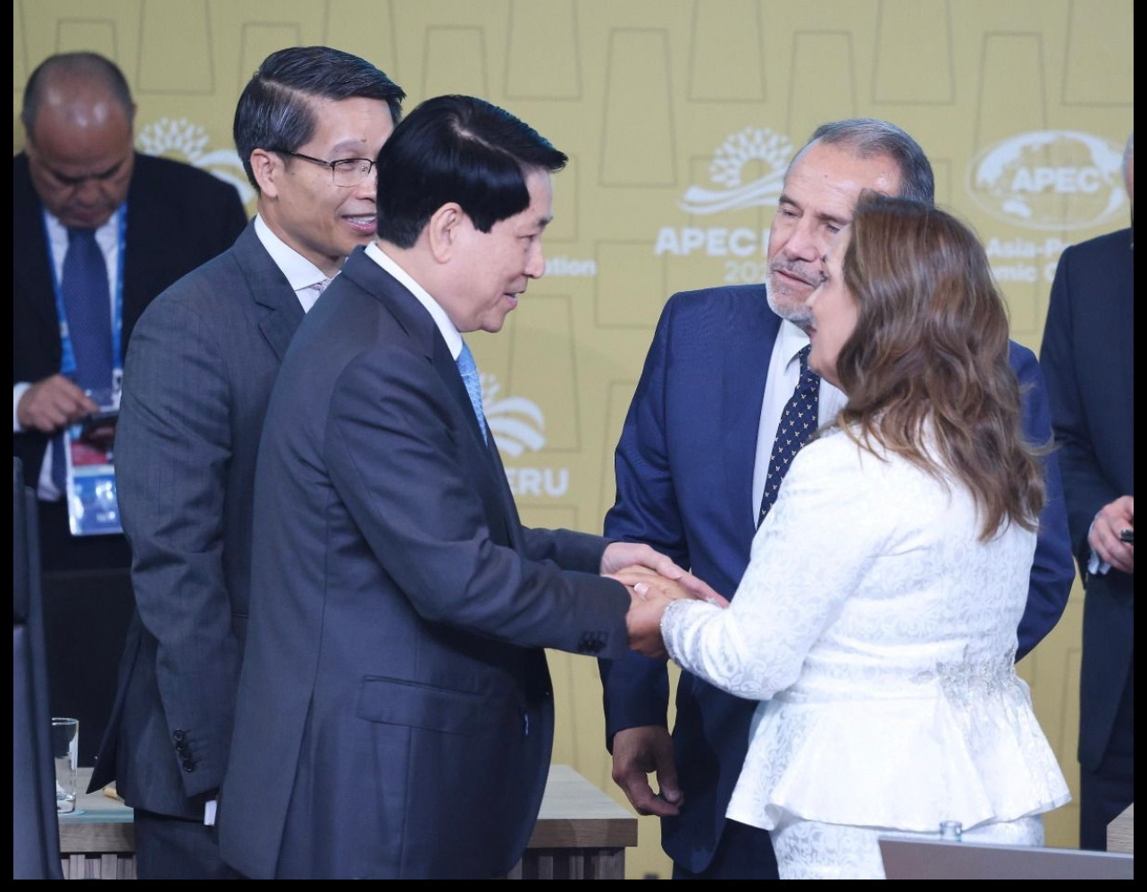 Chủ tịch nước Lương Cường với Tổng thống Peru Dina Ercilia Boluarte Zegarra tại Đối thoại không chính thức giữa các nhà lãnh đạo APEC với khách mời. (Ảnh: Lâm Khánh/TTXVN) Chủ tịch nước Lương Cường với Tổng thống Peru Dina Ercilia Boluarte Zegarra tại Đối thoại không chính thức giữa các nhà lãnh đạo APEC với khách mời. (Ảnh: Lâm Khánh/TTXVN)