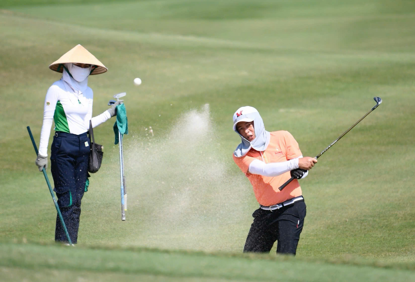 Những golfer chuyên nghiệp có thể đánh những cú lốp bóng rất dễ dàng vì họ hiểu và biết cách dùng cát như một lợi thế để đưa bóng bay lên chính xác.