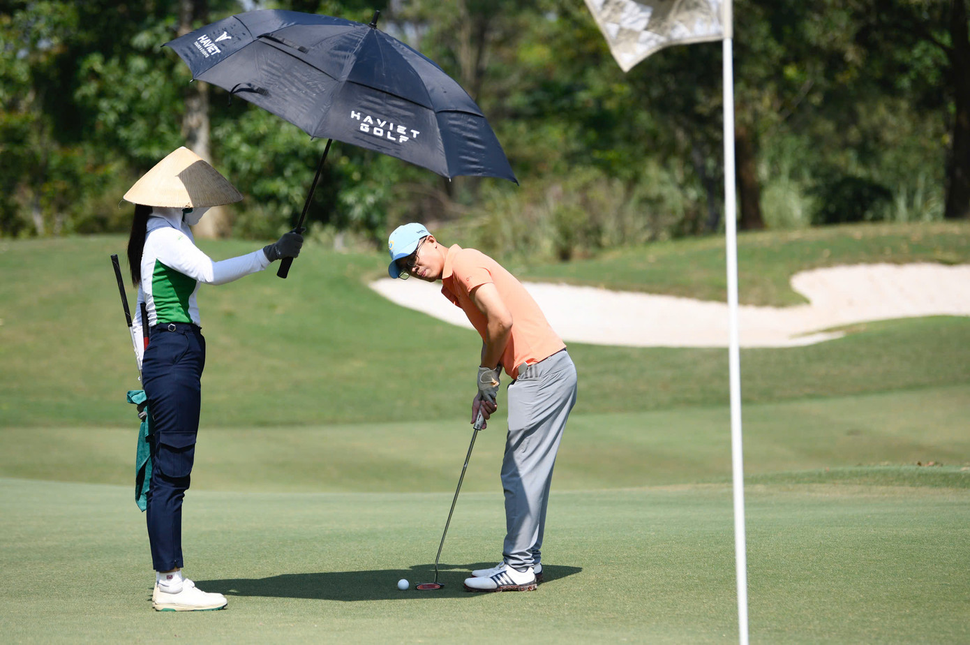 Những cú putt xa lại quan trọng hơn về lực đánh. Bởi đây sẽ là yếu tố quyết định việc bóng bẻ ít hay nhiều và đi xa tới đâu.