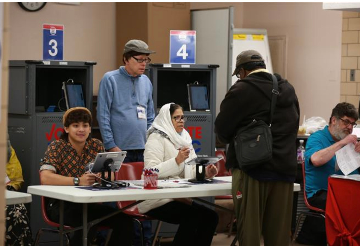 Cử tri bỏ phiếu sớm trong cuộc bầu cử Tổng thống tại điểm bầu cử ở New York, Mỹ, ngày 27/10/2024. Ảnh: Xinhua