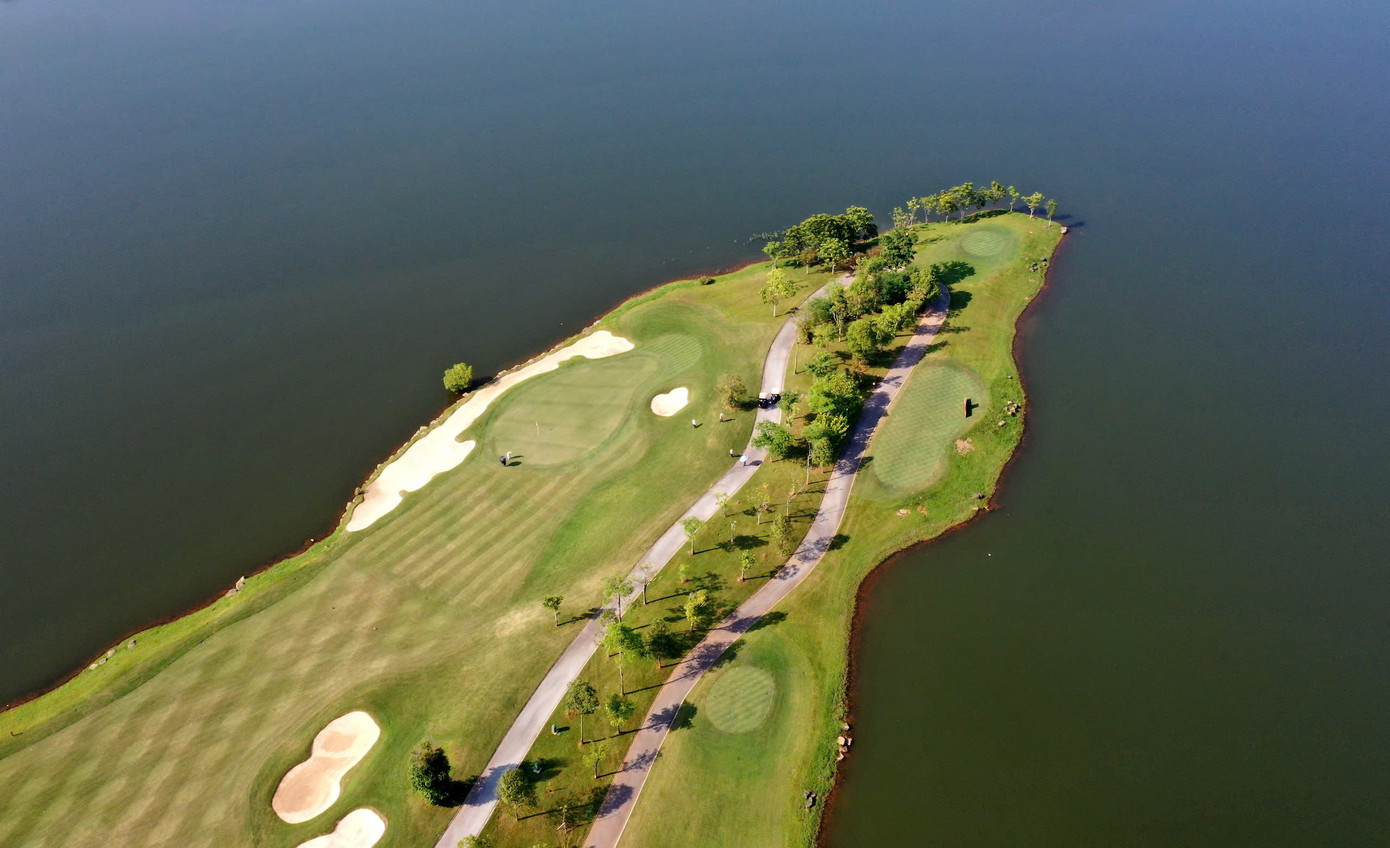 Đang là mùa thu, thời điểm đẹp nhất trong năm của Kings Island Golf Resort, nổi bật là những mảng màu xanh mướt trải dài. Phó Giám đốc Điều hành Golf Cấn Phi Khanh tiết lộ, sau nhiều năm nghiên cứu và thử nghiệm, Kings Island Golf Resort hiện dùng loại cỏ đặc biệt của Australia vốn rất thích hợp với khí hậu miền Bắc, khỏe và giữ được màu xanh nguyên bản trong điều kiện sương muối. Bên cạnh đó, đội ngũ chuyên gia nước ngoài cũng thường xuyên bảo dưỡng, kiểm tra, từ kích thước, độ mịn của cỏ đến hệ thống thoát nước, đảm bảo mặt sân luôn ở tình trạng tốt nhất.