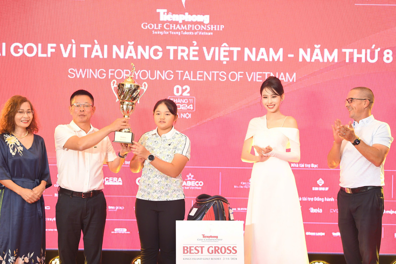 Nhà báo Phùng Công Sưởng – Tổng Biên tập báo Tiền Phong, Trưởng Ban tổ chức, trao cúp cho Nguyễn Bảo Châu, nhà vô địch Tiền Phong Golf Championship - Vì Tài năng trẻ Việt Nam mùa thứ 8 – năm 2024.