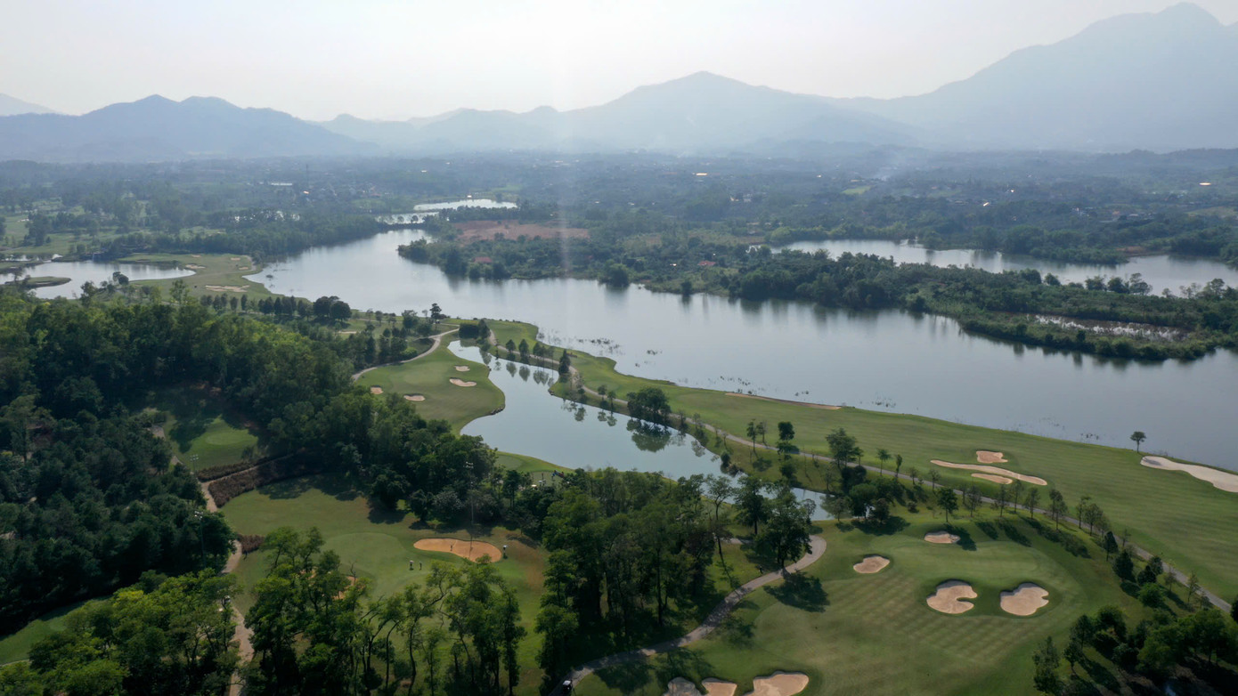 Với lịch sử lâu đời, bề dày kinh nghiệm, đồng thời không ngừng bảo dưỡng và nâng cấp, Kings&apos; Island Golf Resort là nơi tuyệt vời để tổ chức Tiền Phong Golf Championship, được xác định là một trong những giải quan trọng trong năm của BRG Group.