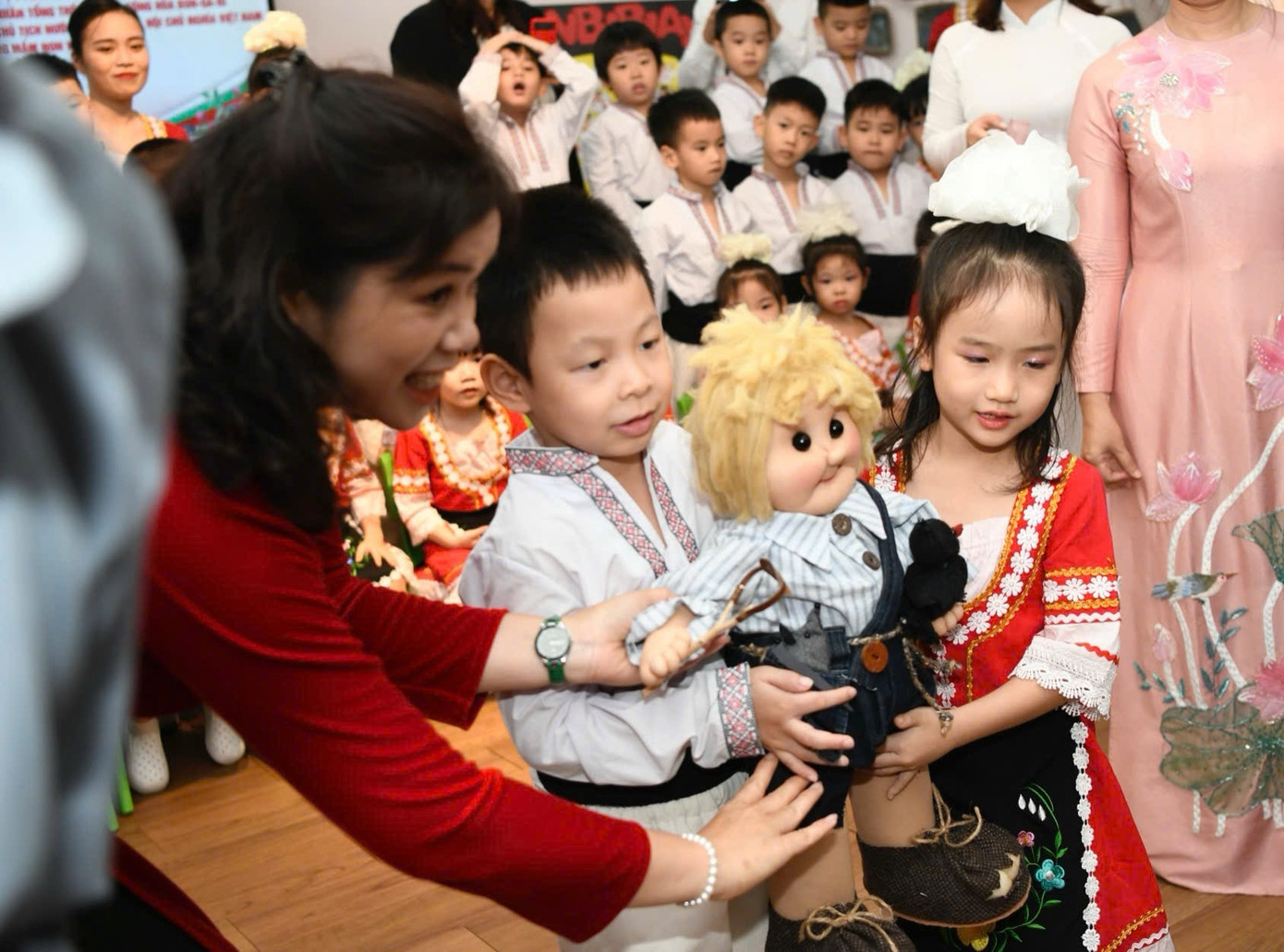 Ngay sau đó, hai Phu nhân thăm lớp học của các bé học sinh 5 tuổi mang tên Yanbibian (một nhân vật hoạt hình nổi tiếng của Bulgaria). Đây là một trong những lớp học được giữ nguyên bản từ khi Bulgaria xây dựng từ năm 1981. Tại đây, Phu nhân Tổng thống Bulgaria đã tặng các em nhỏ món quà là hình nhân vật Yanbibian. (Ảnh: Như Ý) Ngay sau đó, hai Phu nhân thăm lớp học của các bé học sinh 5 tuổi mang tên Yanbibian (một nhân vật hoạt hình nổi tiếng của Bulgaria). Đây là một trong những lớp học được giữ nguyên bản từ khi Bulgaria xây dựng từ năm 1981. Tại đây, Phu nhân Tổng thống Bulgaria đã tặng các em nhỏ món quà là hình nhân vật Yanbibian. (Ảnh: Như Ý)