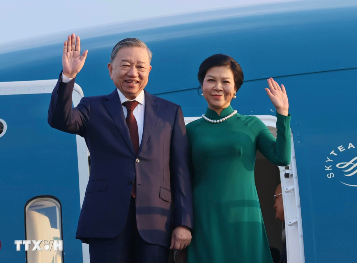 Tổng Bí thư Tô Lâm và Phu nhân lên đường thăm chính thức Malaysia. (Ảnh: An Đăng/TTXVN)