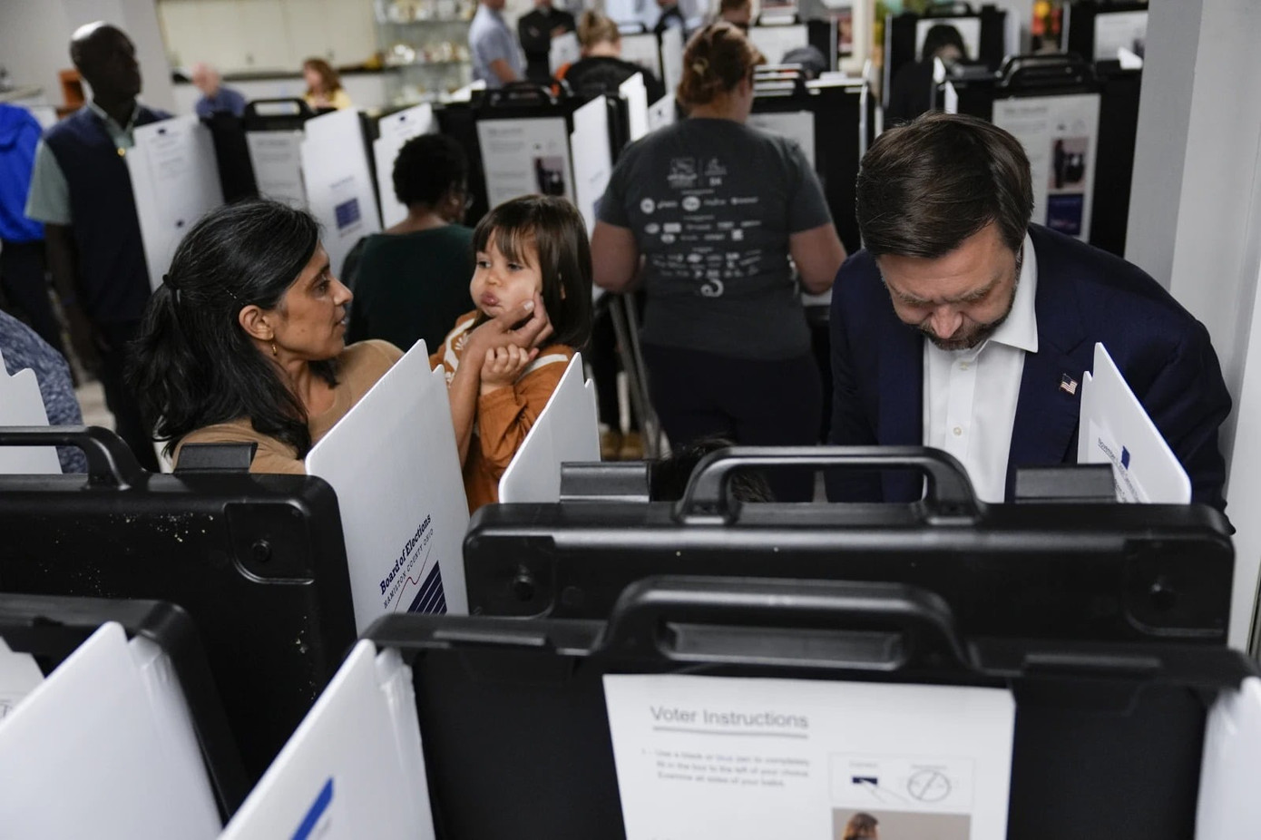 Ông Vance và vợ bỏ phiếu, sáng 5/11. Ảnh: AP