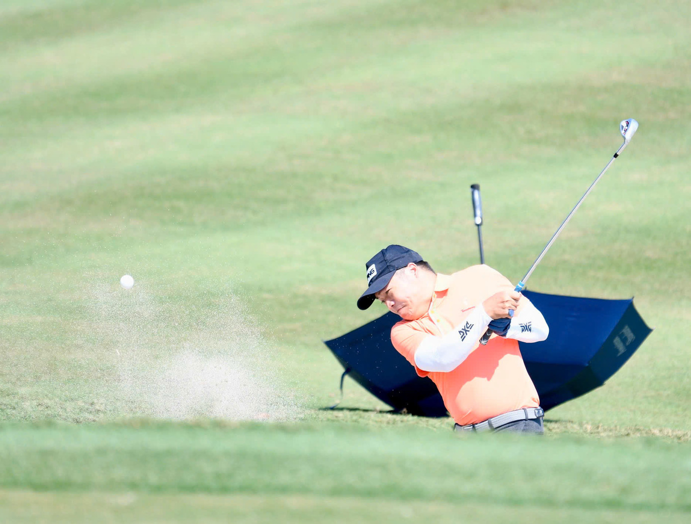 Trong số kỹ thuật đánh golf, đánh cát là kỹ thuật khó, luôn thách thức trình độ golfer. Tuy nhiên, golfer nào sở hữu cú đánh cát điêu luyện luôn nắm lợi thế trên sân và tạo ra sự chuyên nghiệp trong mắt đối thủ.