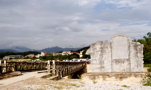 Chiều 7-5-1954, trong khí thế thừa thắng xông lên,các chiến sĩ Quân Đội Nhân Dân Việt Nam băng qua cầu Mường Thanh tiến thẳng vào Sở chỉ huy Tập đoàn cứ điểm Điện Biên Phủ. Ghi dấu sự sụp đổ hoàn toàn chủ nghĩa thực dân tại Điện Biên Phủ