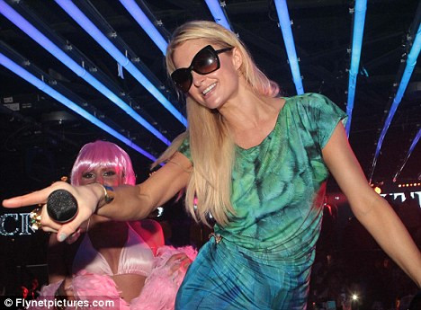 Paris Hilton hết mình trong hộp đêm