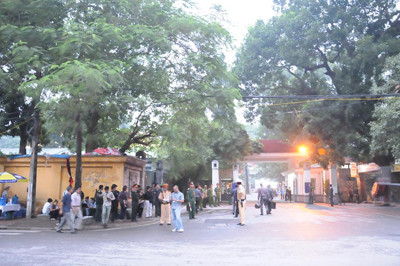 Quang cảnh nhà tang lễ số 5 Lê Thánh Tông trong buổi sáng nay