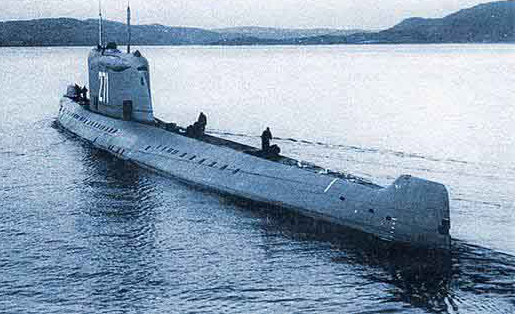 K-19 đề án 658 (mang tên lửa đạn đạo R-21 hoặc D-4), sau khi được hiện đại hóa sang đề án 658M, ảnh chụp khoảng mùa thu năm 1963 (nguồn: trên hình). K-19 là một trong những con tàu bị nhiều lần tai nạn nhất của Hải quân Liên Xô và Nga