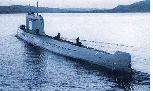 K-19 đề án 658 (mang tên lửa đạn đạo R-21 hoặc D-4), sau khi được hiện đại hóa sang đề án 658M, ảnh chụp khoảng mùa thu năm 1963 (nguồn: trên hình). K-19 là một trong những con tàu bị nhiều lần tai nạn nhất của Hải quân Liên Xô và Nga