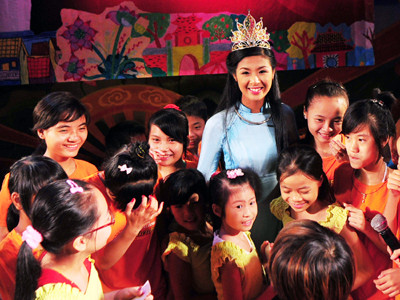 Hoa hậu Ngọc Hân và các em nhỏ Hà Nội. Ảnh: Công Khanh. Hoa hậu Ngọc Hân và các em nhỏ Hà Nội Ảnh: Công Khanh