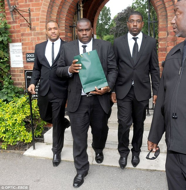 Tro của Amy được mang tới nghĩa trang. Vĩnh biệt ngôi sao tài danh bạc mệnh Amy Winehouse