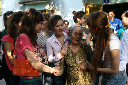 Các thí sinh thăm hỏi mẹ liệt Nguyễn Thị Cẩn