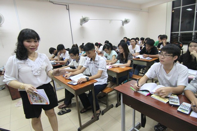 Cô giáo Trâm đang giảng dạy tại lớp luyện thi đại học của mình trên đường Nguyễn Văn Thủ. Cô giáo Trâm đang giảng dạy tại lớp luyện thi đại học của mình trên đường Nguyễn Văn Thủ