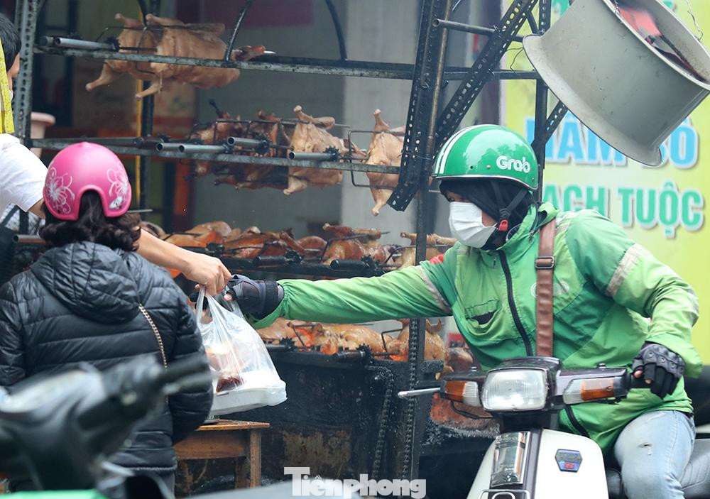 Nhiều cửa hàng chuyển sang trạng thái kinh doanh qua mạng, cũng là lúc các shipper xe công nghệ hoạt động nhiều hơn.