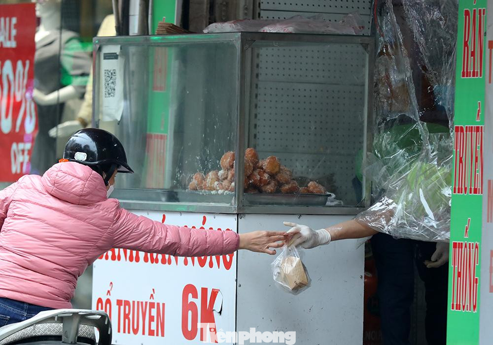 Có cửa hàng còn che nilon để hạn chế tiếp xúc giữa người bán và người mua