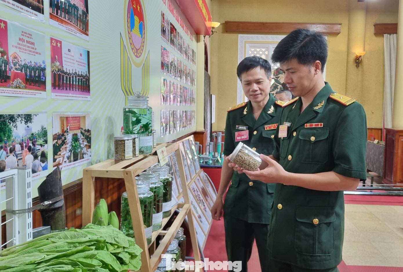 Đại biểu tham quan gian trưng bày, giới thiệu sản phẩm tăng gia sản xuất tại đại hội.