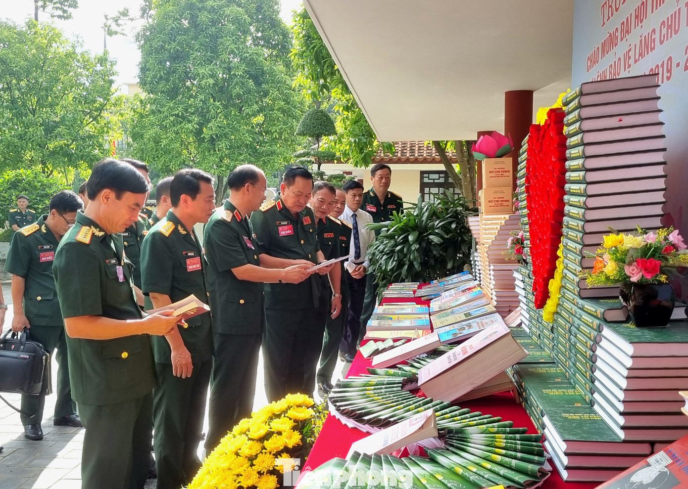 Thượng tướng Võ Minh Lương tham quan gian trưng bày sách của Bộ Tư lệnh Bảo vệ Lăng Chủ tịch Hồ Chí Minh tại đại hội.