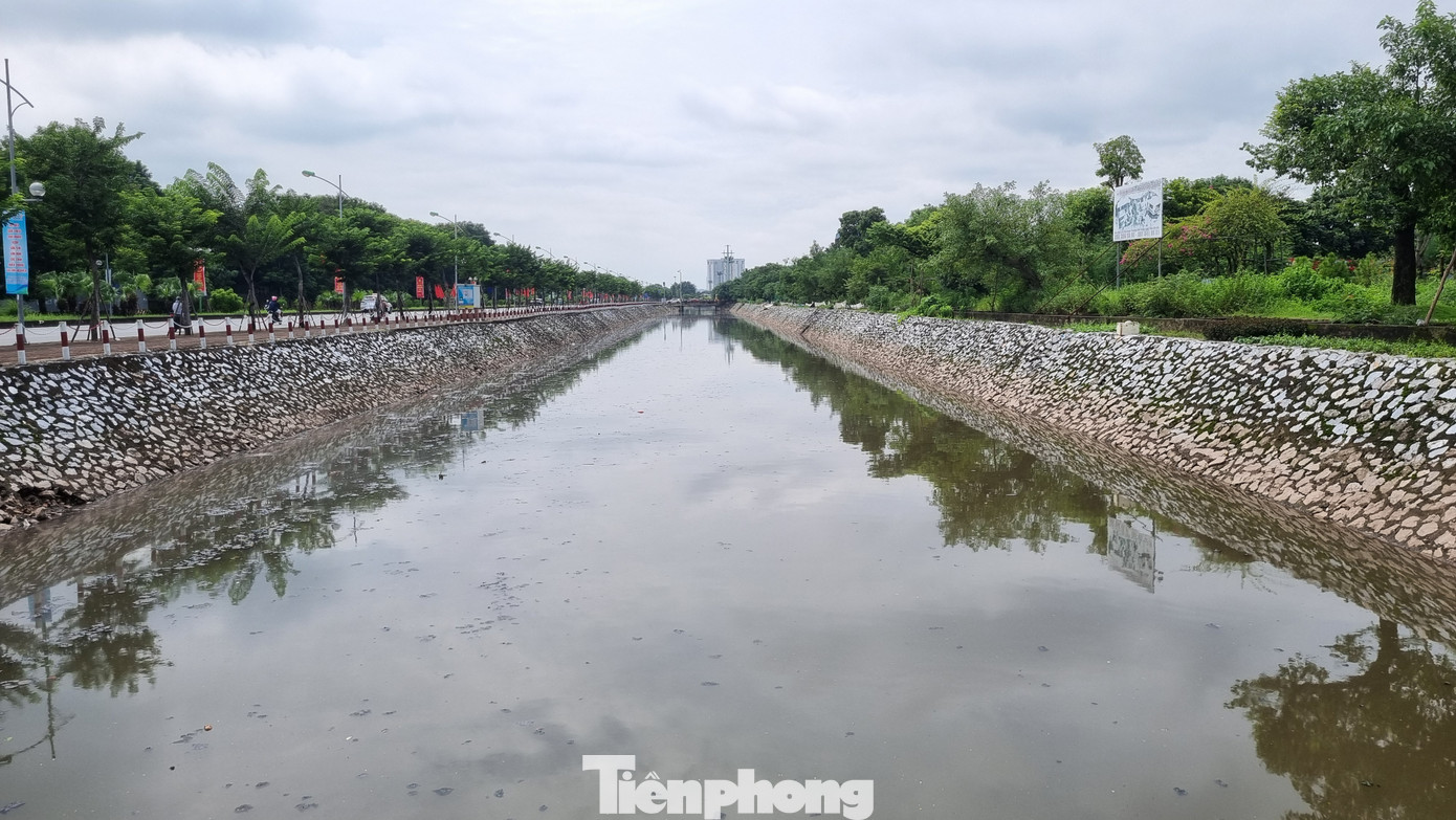 Nước thải sinh hoạt của Khu đô thị Việt Hưng và vùng lân cận xả ra kênh Việt Hưng gây ô nhiễm môi trường, bốc mùi hôi thối