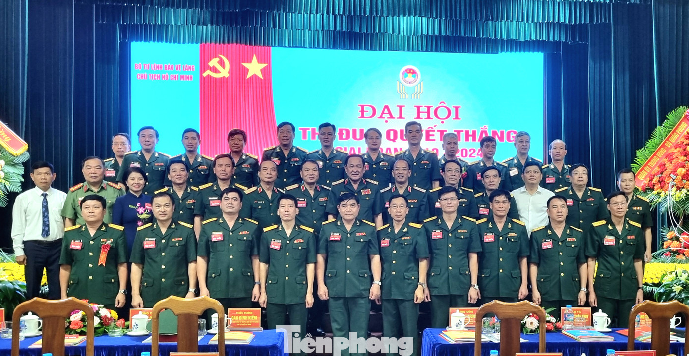 Các đại biểu chụp ảnh lưu niệm.