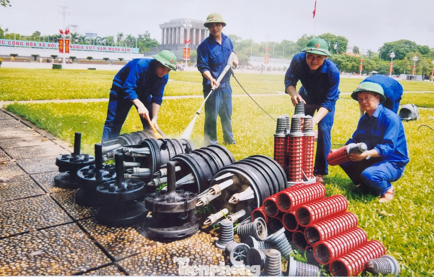 Cán bộ, chiến sĩ, nhân viên Bộ Tư lệnh Bảo vệ Lăng Chủ tịch Hồ Chí Minh bảo dưỡng các thiết bị tại Quảng trường Ba Đình.