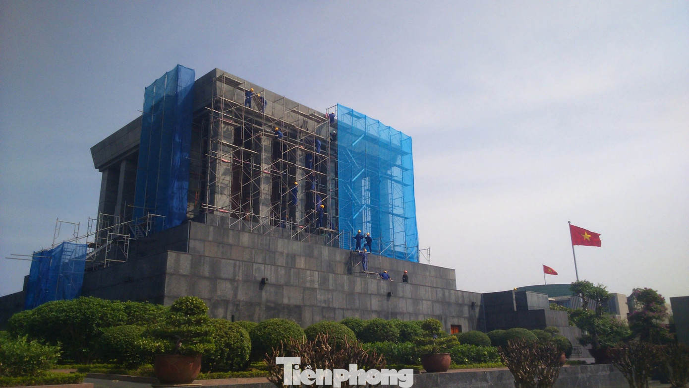 Cán bộ, chiến sĩ, nhân viên Bộ Tư lệnh Bảo vệ Lăng Chủ tịch Hồ Chí Minh bảo dưỡng, sửa chữa Lăng Chủ tịch Hồ Chí Minh.