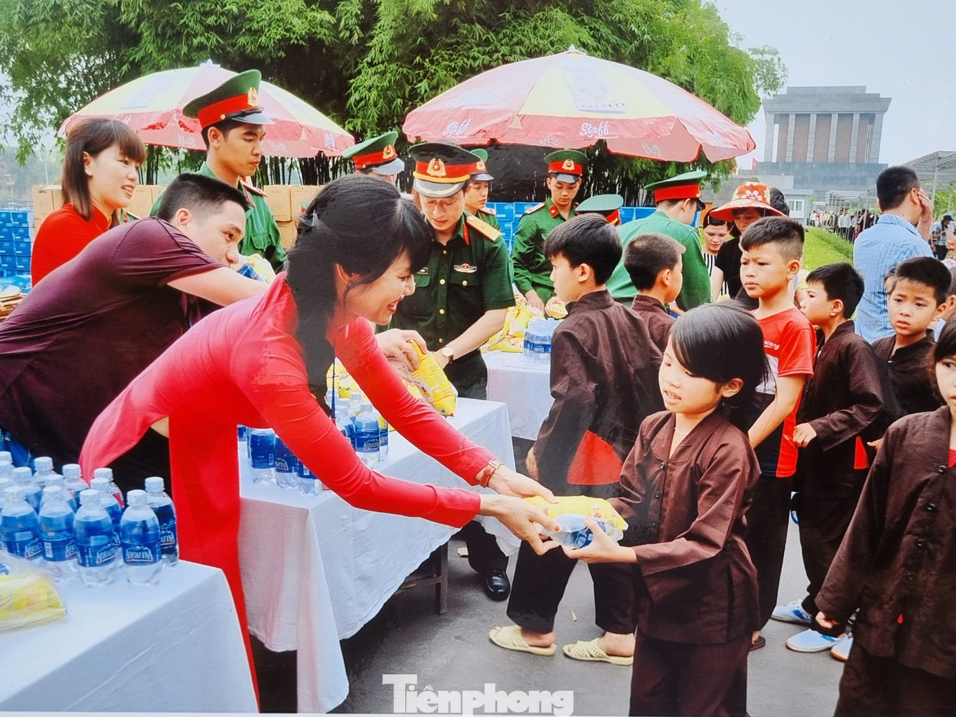 Cán bộ, chiến sĩ, nhân viên Bộ Tư lệnh Bảo vệ Lăng Chủ tịch Hồ Chí Minh phát bánh, nước uống cho người đến viếng Bác, tham quan Khu di tích Chủ tịch Hồ Chí Minh.