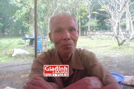 Ông Lê Văn Truyền đang kể lại nỗi kinh hoàng của dòng họ. Ảnh H.G