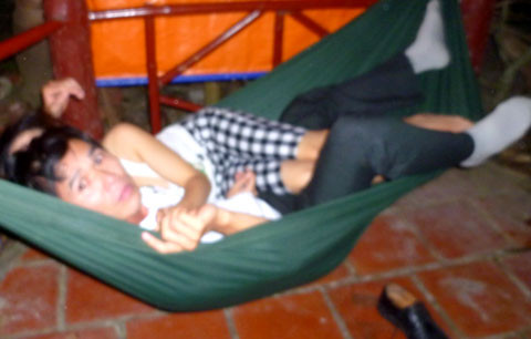 Tấm ảnh chụp ông Thắng cùng chị Thu nằm trên võng tại quán cà phê sân vườn. Tấm ảnh chụp ông Thắng cùng chị Thu nằm trên võng tại quán cà phê sân vườn