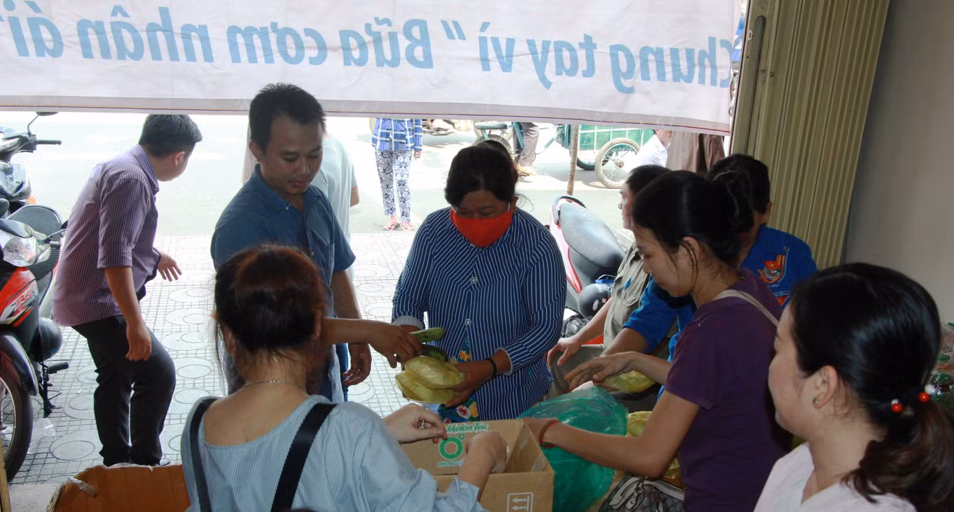 Tặng 500 phần cơm nghĩa tình đến người nghèo ảnh 3