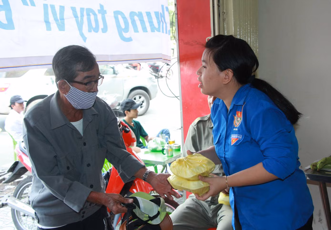Tặng 500 phần cơm nghĩa tình đến người nghèo ảnh 6