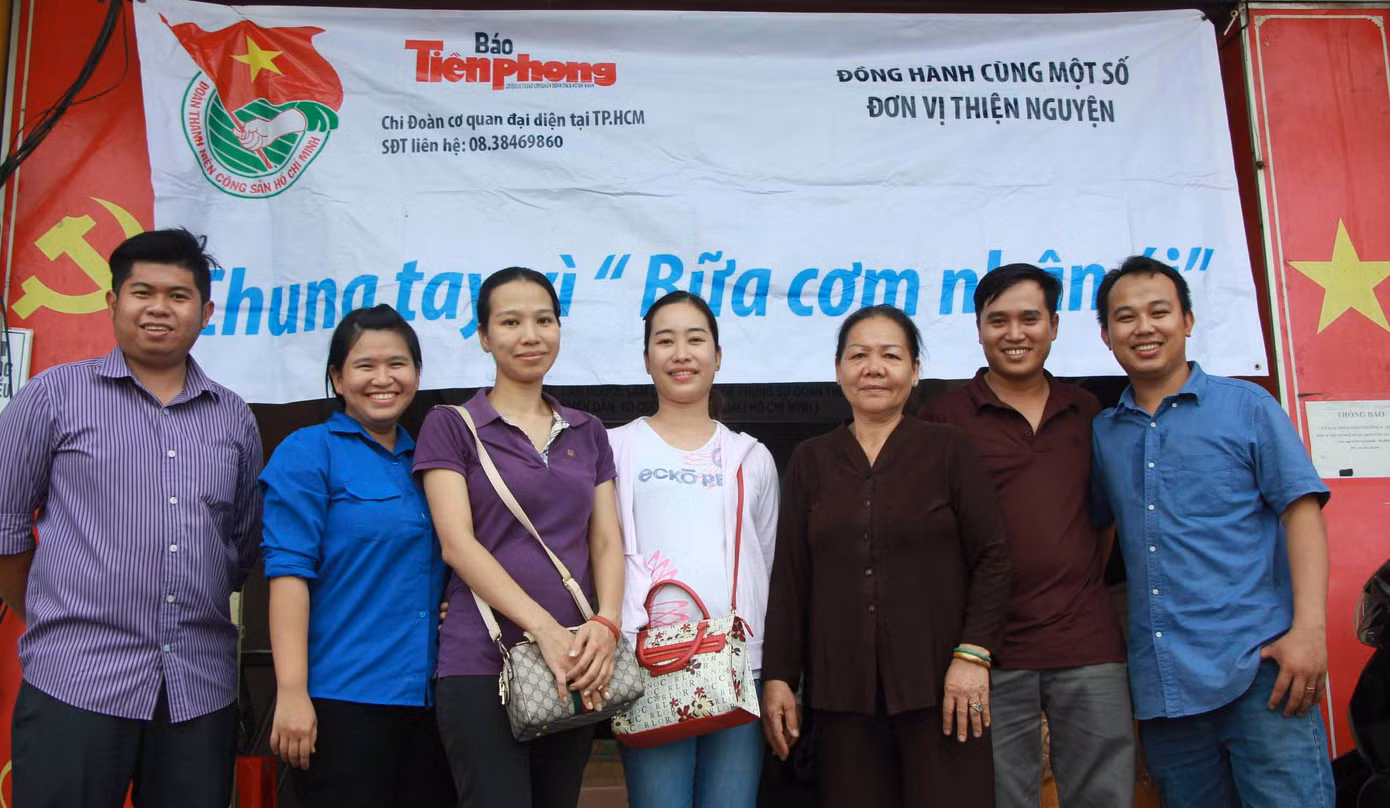 Tặng 500 phần cơm nghĩa tình đến người nghèo ảnh 7