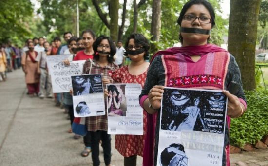 Đây không phải là lần đầu tiên các cuộc biểu tình chống cưỡng hiếp diễn ra ở Ấn Độ. Tuy nhiên, việc dùng băng dính dán chặt miệng để biểu tình thì đây là lần đầu 