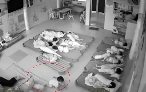 Hai cô giáo mầm non ở Vũng Tàu bị sa thải vì đạp bé trai ảnh 1