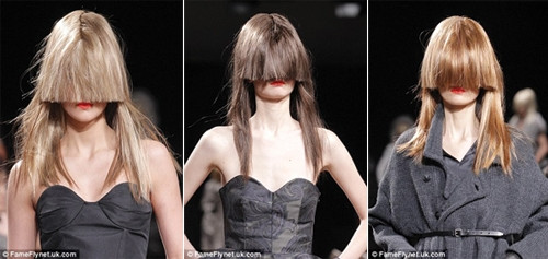 1. Chân dài Cara Delevingne xuất hiện trong show thời trang của Jean Paul Gaultier với kiểu tóc "mullet" (phía trước ngắn và phía sau dài). Tuy nhiên, bộ tóc giả lại lệch tông màu với tóc thật, khiến cô nàng trông càng ngổ ngáo. Với biểu cảm khuôn mặt nghiêm trang, thậm chí dữ dằn của người mẫu, thật không khó để nhận ra cá tính nổi loạn trong BST của Jean Paul Gaultier. Với Jean Paul Gaultier, kiểu tóc không quyết định trang phục bạn mặc trên người bởi vì chúng có thể là hai thái cực trái ngược nhau. 2. Kiểu tóc của Af Vandervorst có lẽ "độc" nhất và khó áp dụng nhất khi khuôn mặt của người mẫu bị giấu đi hoàn toàn, chỉ hở bờ môi đỏ mọng quyến rũ. Với một lớp tóc mái dài và dày như thế này che kín mặt, bạn sẽ chẳng thể nào bước đi cũng như gặp gỡ, trò chuyện với bất kỳ ai. Vì thế, đây là kiểu tóc chỉ có thể ngắm hoặc nếu có áp dụng thì phải theo một phiên bản khác. 3. Trong khi đó, người mẫu của Haider Ackermann xuất hiện trên đường băng với kiểu tóc búi - rối rắm và luộm thuộm. 4. Rick Owens không chỉ "quái" ở trang phục mà còn "quái" ở kiểu tóc cũng như trang điểm của người mẫu. Kiểu tóc "điện giật" có vẻ không bình thường nhưng biết đâu lại lọt vào mắt xanh của những cô nàng thích phong cách hoang dã. Dàn chân dài xuất hiện như những bóng ma vật vờ trên sàn catwalk. 5. Với Junya Watanabe, tóc "tổ quạ" mới là mốt của mùa thu - đông 2013, vừa ấm áp lại rất ấn tượng. Bạn có thể tạo nhiều kiểu "tổ quạ" khác nhau. 6. Givenchy lôi cuốn người xem bằng những kiểu tóc xoăn cuộn tròn nhiều màu sắc, giống như những viên kẹo ngọt ngào. Kiểu tóc này khiến nhiều người liên tưởng đến những chiếc mũ bơi.