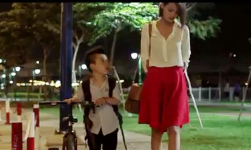 Thảo và Tiến sánh vai cùng nhau trong MV. Ảnh chụp màn hình