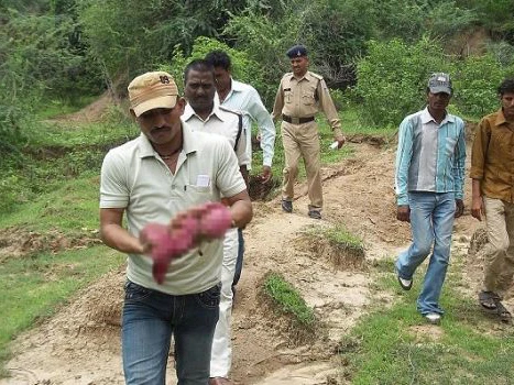 Em bé được đưa lên khỏi mặt đất 