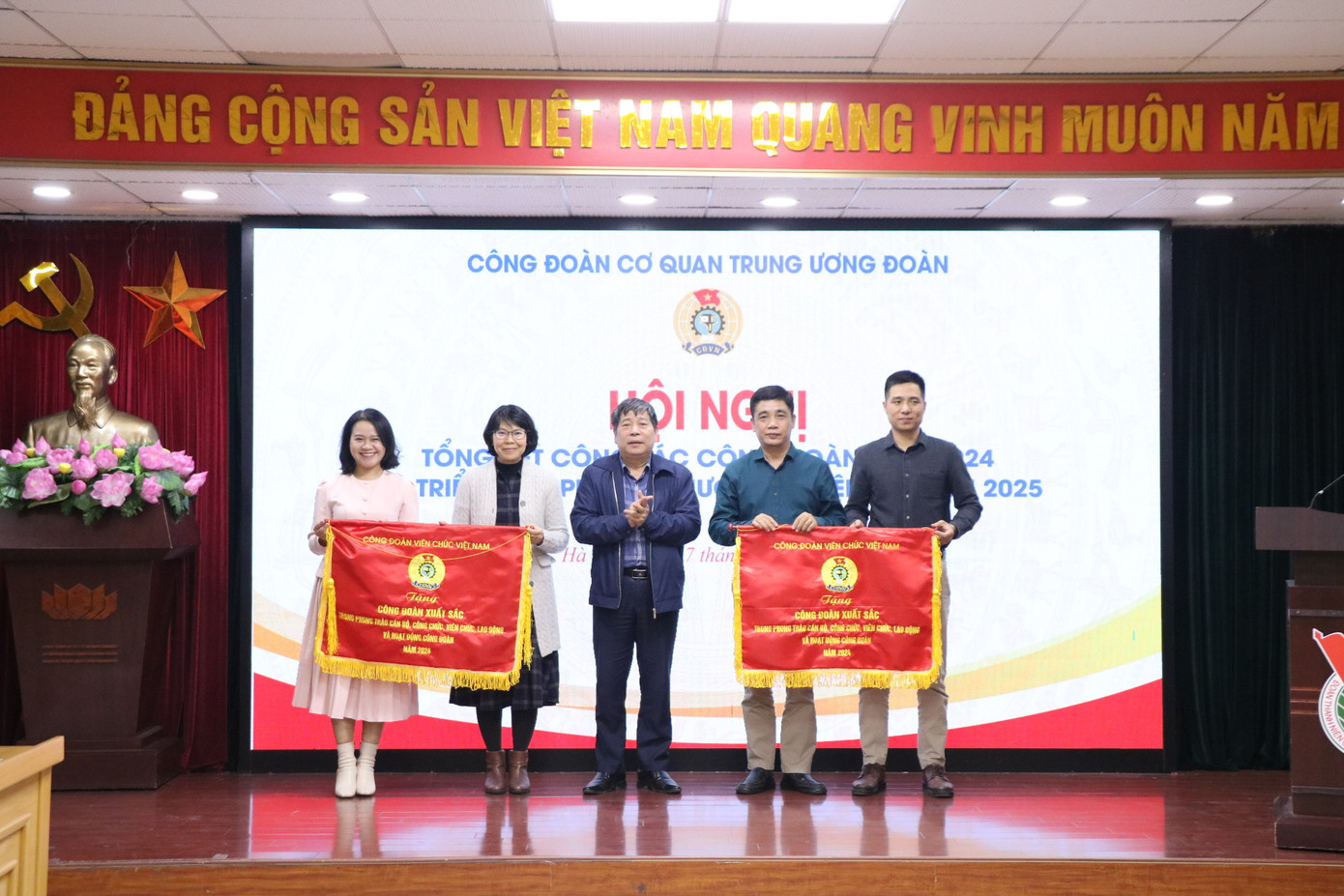 Ông Nguyễn Văn Đông, Phó Chủ tịch Thường trực Công đoàn viên chức VN trao cờ thi đua cho Công đoàn báo Thanh Niên và Công đoàn NXB Kim Đồng Ông Nguyễn Văn Đông, Phó Chủ tịch Thường trực Công đoàn viên chức VN trao cờ thi đua cho Công đoàn báo Thanh Niên và Công đoàn NXB Kim Đồng